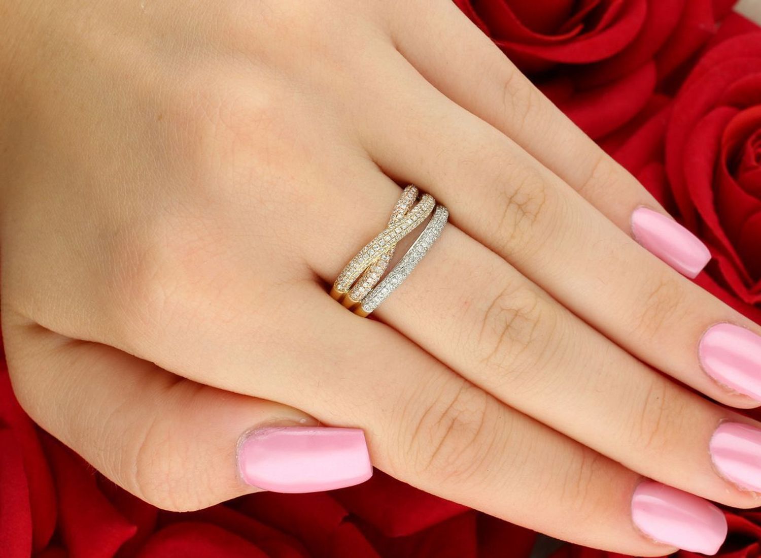 Złoty pierścionek próby 925 z 207 diamentami o łącznej masie 0,63 ct, czystość SI, barwa H. Waga 4,52 g. Elegancka biżuteria z certyfikatem autentyczności.1.jpg